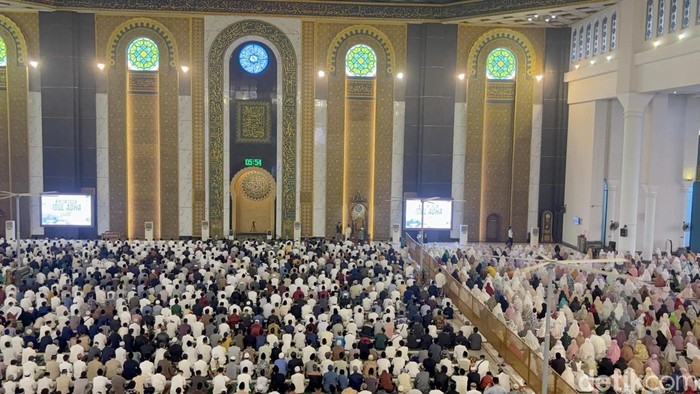 Suasana salat Idul Adha Masjid AL Akbar Surabaya Suasana salat Idul Adha Masjid AL Akbar Surabaya