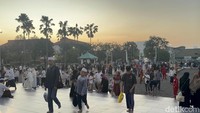 Pantauan detikJatim, para jemaah mulai ramai berdatangan sejak pukul 05.00 WIB. Mereka kebanyakan datang dari wilayah Surabaya dan sekitarnya.