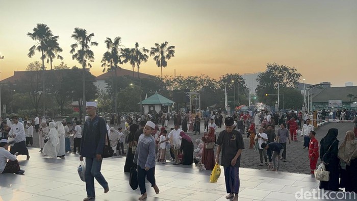 Suasana salat Idul Adha Masjid AL Akbar Surabaya Suasana salat Idul Adha Masjid AL Akbar Surabaya