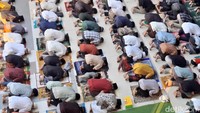 Sedangkan yang menyampaikan khutbah yakni Prof. Dr. Ir. H. Mohammad Nuh, mantan Menteri Pendidikan RI periode 2009-2014 dengan tema Memperkuat Kepemimpinan dan Kepengikutan untuk Kemaslahatan Umat.