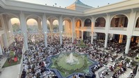 Untuk menyambut ribuan jemaah, Masjid Al Akbar Surabaya telah menyiapkan sejumlah titik parkir kendaraan hingga area salat di dalam masjid. 