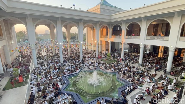 Suasana salat Idul Adha Masjid AL Akbar Surabaya