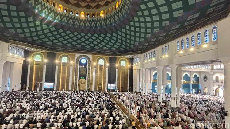 Suasana Salat Idul Adha di Masjid Al Akbar Surabaya