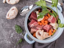 Benarkah Merebus Daging dengan Sendok Bisa Bikin Cepat Empuk? Cek Faktanya!