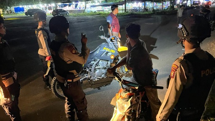 Tim Raga Polres Rohul, Riau turun ke jalan mengamankan malam takbiran.