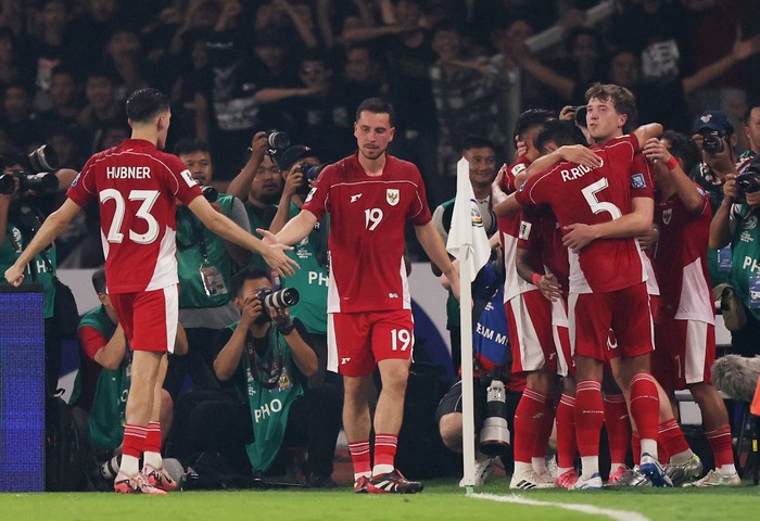 Soccer Football - World Cup - AFC Qualifiers - Group C - Indonesia v China - Gelora Bung Karno Stadium, Jakarta, Indonesia - June 5, 2025 Indonesias Ole Romeny celebrates scoring their first goal with teammates REUTERS/Ajeng Dinar Ulfiana
