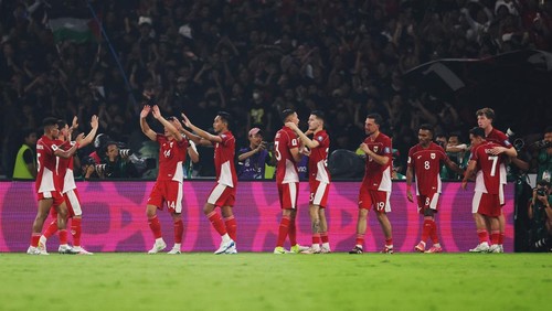 Soccer Football - World Cup - AFC Qualifiers - Group C - Indonesia v China - Gelora Bung Karno Stadium, Jakarta, Indonesia - June 5, 2025 Indonesias Ole Romeny celebrates scoring their first goal with teammates REUTERS/Ajeng Dinar Ulfiana