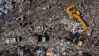 Petugas mengoperasikan alat berat untuk meratakan sampah yang diangkut truk sampah di Tempat Pembuangan Akhir (TPA) Jatibarang, Kecamatan Mijen, Kota Semarang, Jawa Tengah, Kamis (5/6/2025). Foto: ANTARA FOTO/Aji Styawan
