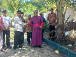 Uskup Sumbang Sapi Kurban untuk Umat Muslim Labuan Bajo