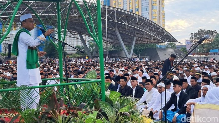 Ustaz Dasad Latif menjadi khatib salat Idul Adha di Lapangan Karebosi Makassar.