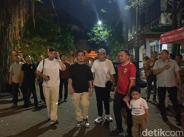 Wakil Presiden Gibran Rakabuming Raka saat nonton bareng Timnas Indonesia di Balai Kota Solo, Kamis (5/6/2025) malam.