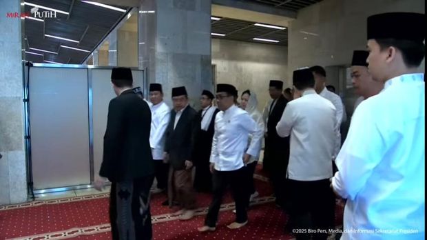 Wakil Presiden ke-10 dan 12 RI, Jusuf Kalla (JK) salat Idul Adha di Masjid Istiqlal (Tangkapan layar YouTube Setpres)