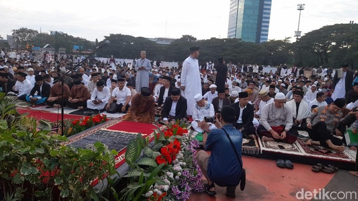 Wali Kota Makassar Munafri Arifuddin salat Idul Adha di Lapangan Karebosi Makassar.