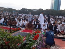 Appi Salat Idul Adha di Karebosi, Diapit IAS-Ustaz Dasad Latif di Saf Depan