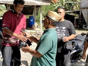 Suka Cita Warga Kampung Angantiga Ngejot Daging Kurban Idul Adha