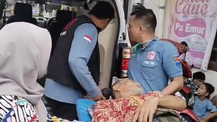 Warga bogor pingsan usai terjatuh menghindari sapi kurban yang berontak. (Sholihin/detikcom)