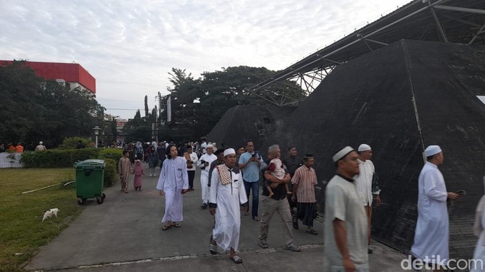 Warga mulai berdatangan di Lapangan Karebosi Makassar untuk Salat Idul Adha.