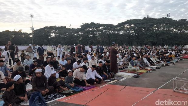 Warga mulai berdatangan di Lapangan Karebosi Makassar untuk Salat Idul Adha.