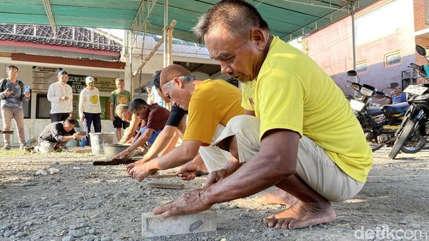 Warga sedang mengikuti kegiatan Jamasan Gaman di Masjid Al-Muttaqin, Terbah, Pengasih, Kulon Progo, Jumat (6/6/2025).