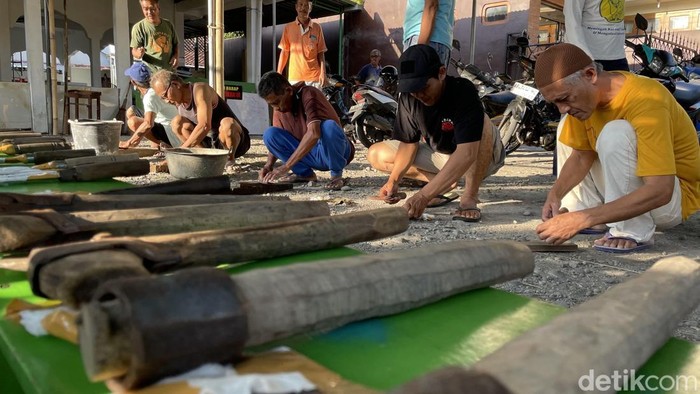 Warga sedang mengikuti kegiatan Jamasan Gaman di Masjid Al-Muttaqin, Terbah, Pengasih, Kulon Progo, Jumat (6/6/2025).