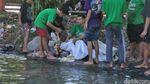 Potret Warga Surabaya Mencuci Rumen di Sungai