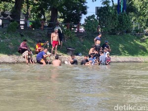 Meski Dilarang, Warga Surabaya Masih Cuci Rumen di Sungai