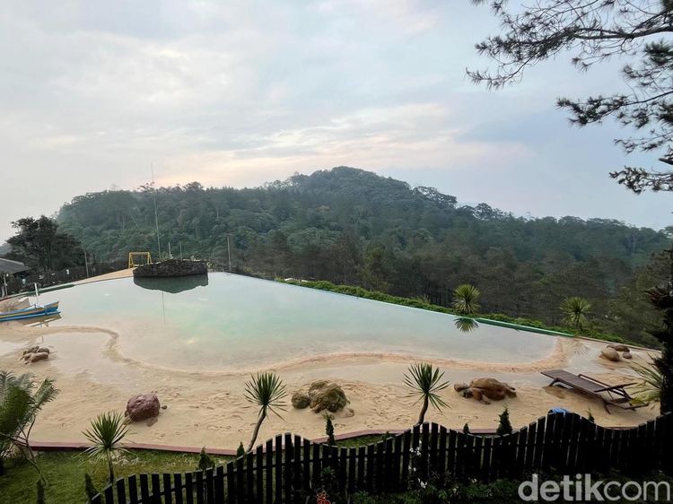 Menikmati Wisata Pantai dengan Pemandangan Gunung Arjuno Welirang