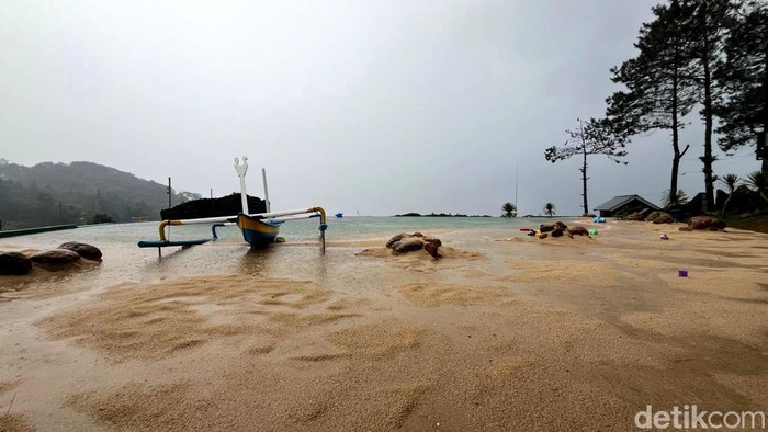 Wisata Pantai dengan Pemandangan Gunung Arjuno Welirang Wisata Pantai dengan Pemandangan Gunung Arjuno Welirang