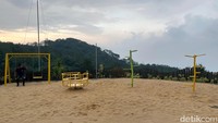 Pasir pantai asli juga diaplikasikan pada area playgorund. Sehingga anak-anak bakal merasakan sensasi bermain di pantai sungguhan.