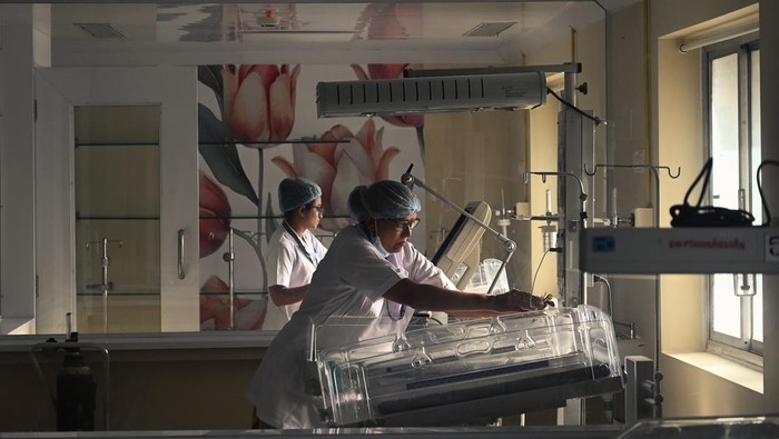  Covid-19 cases in Mumbai have prompted the health department to be on alert, they have established a COVID-isolated ward for women and newborns at the government-run Cama and Albless Hospital in South Mumbai, on June 4, 2025 in Mumbai, India. According to the Ministry of Health and Family Welfare, seven new Covid-19-related deaths have been reported in the last 24 hours, three from Maharashtra, and two each from Delhi and Karnataka. A total of 564 new cases were recorded since yesterday, taking the overall active cases tally to nearly 5,000, as per the latest data released by the ministry. (Photo by Raju Shinde/Hindustan Times via Getty Images)