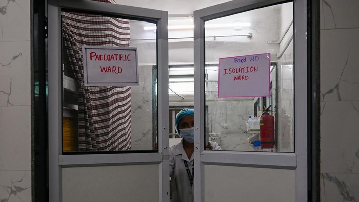 MUMBAI, INDIA - JUNE 4: Covid-19 cases in Mumbai have prompted the health department to be on alert, they have established a COVID-isolated ward for women and newborns at the government-run Cama and Albless Hospital in South Mumbai, on June 4, 2025 in Mumbai, India. According to the Ministry of Health and Family Welfare, seven new Covid-19-related deaths have been reported in the last 24 hours, three from Maharashtra, and two each from Delhi and Karnataka. A total of 564 new cases were recorded since yesterday, taking the overall active cases tally to nearly 5,000, as per the latest data released by the ministry. (Photo by Raju Shinde/Hindustan Times via Getty Images)