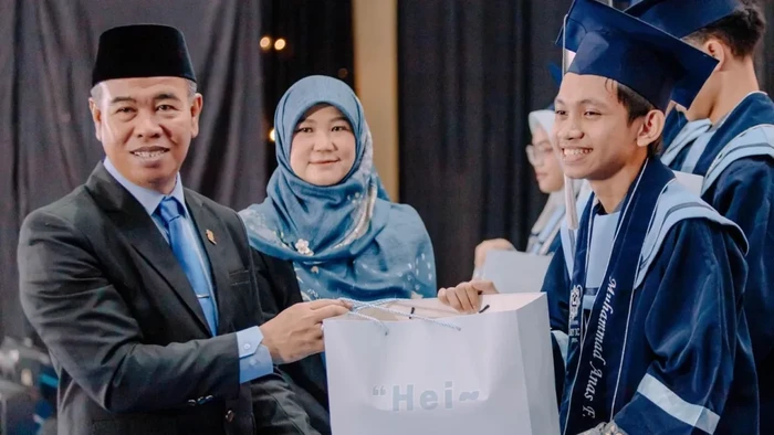 Anas saat acara kelulusan sekolah