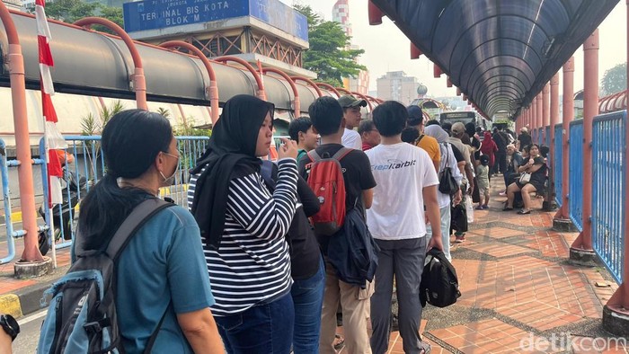 Antrean jalur Transjabodetabek di Blok M.