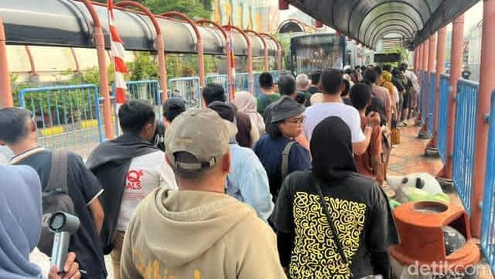 Antrean penumpang mengular di Jalur 5 Terminal Blok M, Jakarta Selatan.