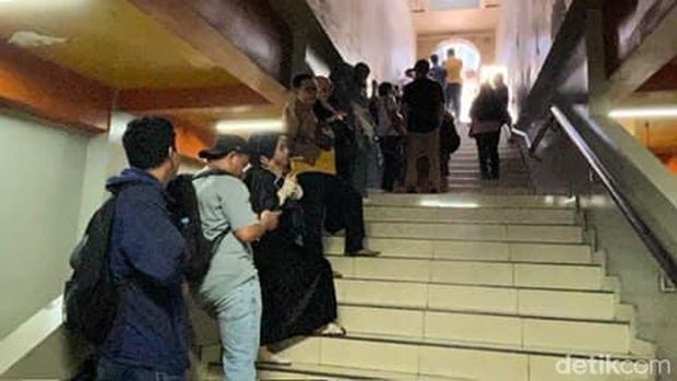 Antrean penumpang mengular di Jalur 5 Terminal Blok M, Jakarta Selatan.