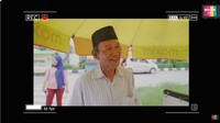 Setelah 10 menit, akhirnya lemon itu habis terjual. Sang penjual asli pun mengucapkan syukurnya karena telah dibantu oleh Ayu Ting Ting. Nggak disangka (Ayu) mau membantu. Biasanya sampai isya (berjualan), kadang-kadang juga nggak habis, ungkap sang penjual. Foto: YouTube Qiss You TV