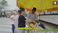 Ayu sangat menyayangkan sikap pembeli curang tersebut. Padahal, ia benar-benar hanya berniat melariskan dagangan penjual lemon saja. Foto: YouTube Qiss You TV
