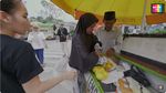 Ayu Ting Ting Bantu UMKM, Jualan Lemon di Pinggir Jalan