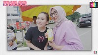 Setiap kali ada pembeli, Ayu menegaskan bahwa ia berjualan untuk membantu UMKM. Seluruh pendapatan langsung masuk ke kantong penjual. Foto: YouTube Qiss You TV
