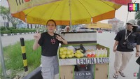 Di awal, Ayu berbincang dengan sang penjual terlebih dahulu. Ia menanyakan perihal harga lemon hingga izin untuk membantu berjualan. Foto: YouTube Qiss You TV