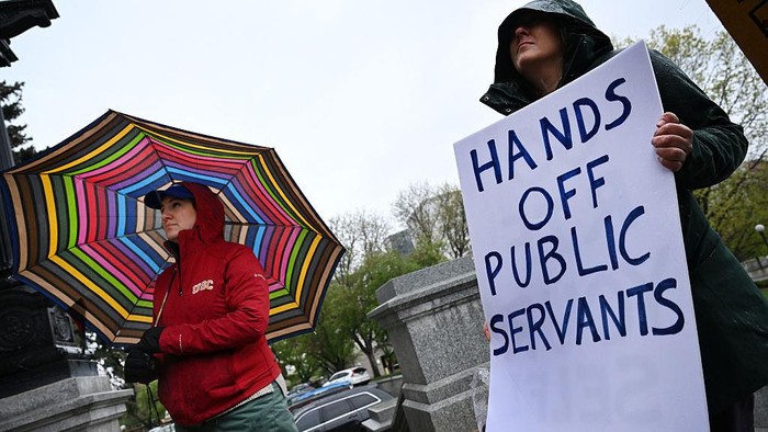 Badai PHK Hantam AS Imbas Kebijakan Trump DENVER, CO - MAY 6: A few dozen people braved the cold temperatures and driving rain to take part in a Coloradans Against Federal Cuts rally on the west steps of the Colorado State Capitol in Denver, Colorado on May 6, 2025. The rally brought together former federal workers, community leaders, public servants, students, concerned citizens, and candidates for federal senate and representative offices. Attendees and speakers hoped to urge the Colorado legislature to consider plans for proactive support for those impacted by current and pending federal cuts and layoffs. Testimonies from affected federal workers, academics, and small business owners spotlighted the far-reaching consequences already cascading across our state. (Photo by Helen H. Richardson/MediaNews Group/The Denver Post via Getty Images)
