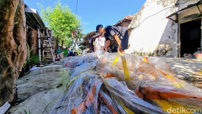 Balon udara tanpa awak yang jatuh di pekarangan rumah warga Ponorogo.