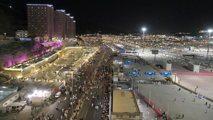 Begini Suasana Malam di Mina Jamaah haji berjalan pulang menuju tenda setelah melempar jumrah di Mina, Makkah, Arab Saudi, Jumat (6/6/2025). Jamaah haji mabit di Mina untuk melempar jumrah yakni nafar awal (11-12 Dzulhijah) dan nafar tsani (11-13 Dzulhijah). ANTARA FOTO/Andika Wahyu/nym.