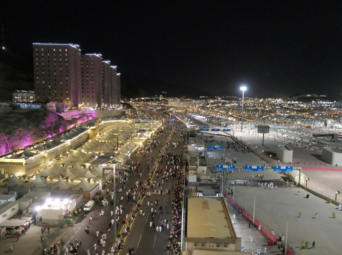 Jamaah haji berjalan pulang menuju tenda setelah melempar jumrah di Mina, Makkah, Arab Saudi, Jumat (6/6/2025). Jamaah haji mabit di Mina untuk melempar jumrah yakni nafar awal (11-12 Dzulhijah) dan nafar tsani (11-13 Dzulhijah). ANTARA FOTO/Andika Wahyu/nym.