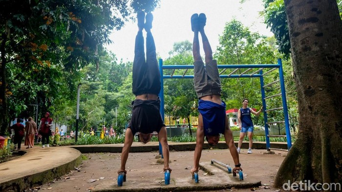 Membentuk badan tidak melulu harus ke gym, karena hidup adalah pilihan. Memanfaatkan besi-besi di taman, mereka berlatih membentuk otot.