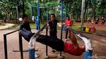 Bukan di Gym, Mereka Berotot di Taman Kota