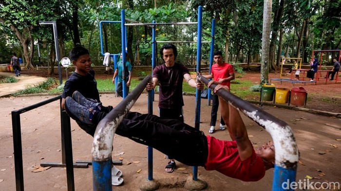 Membentuk badan tidak melulu harus ke gym, karena hidup adalah pilihan. Memanfaatkan besi-besi di taman, mereka berlatih membentuk otot.