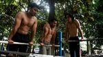 Bukan di Gym, Mereka Berotot di Taman Kota