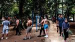 Bukan di Gym, Mereka Berotot di Taman Kota