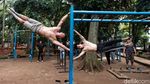 Bukan di Gym, Mereka Berotot di Taman Kota
